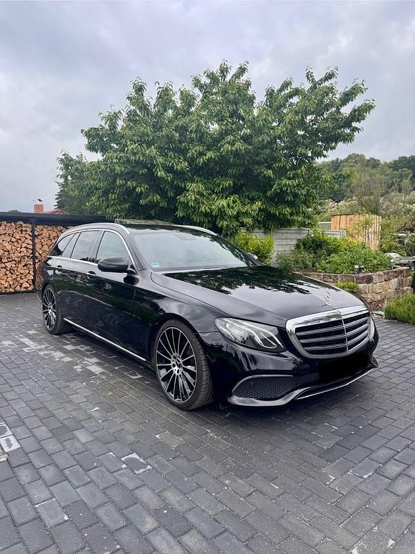 Schwarz Gebraucht 2017 Mercedes E220 Exclusive Kombi | 19.500 € (Fairer Preis) - Bild 1/4