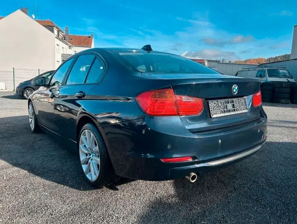 Gebraucht BMW 320 Sport Line 184 PS (135 kW) 2013 Blau Limousine
