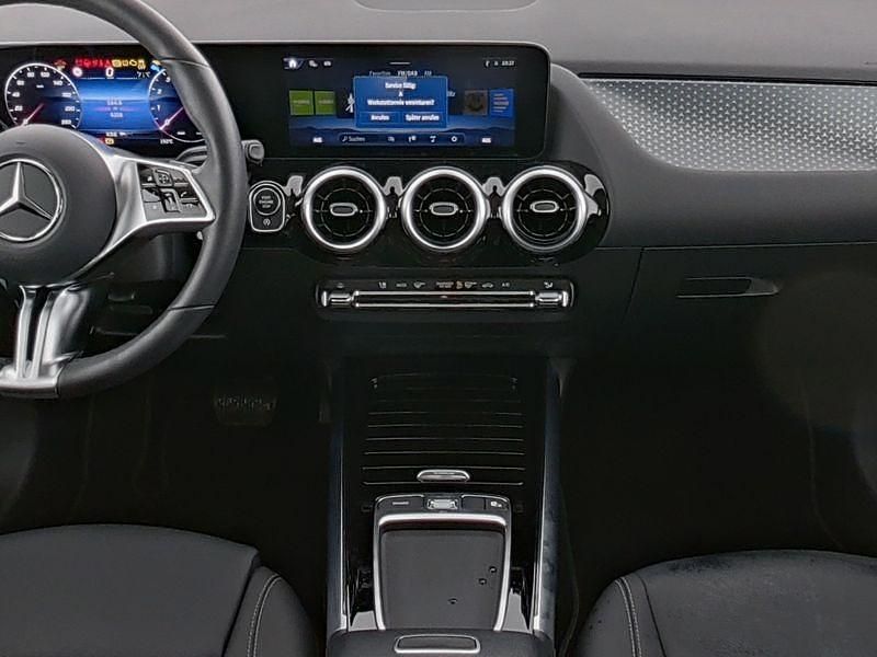 Gebraucht Mercedes GLA200 Progressive 163 PS (119 kW) 2024 Weiss polarweiss SUV