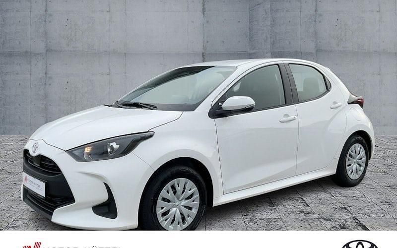 Weiß Gebraucht 2024 Toyota Yaris Hybrid Business Edition Limousine | 22.490 € (Fairer Preis) - Bild 1/4