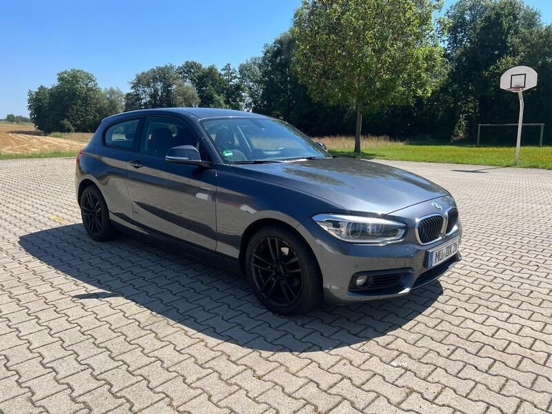 Grau Gebraucht 2020 BMW 118 Advantage Kleinwagen | 14.900 € (Superpreis) - Bild 1/4
