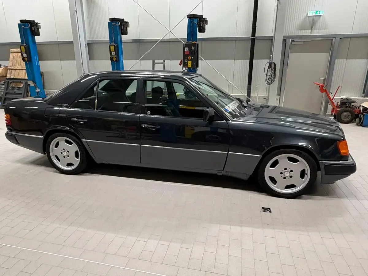 Używany Mercedes E300 180 KM (132 kW) 1990 Szary Sedan/Limuzyna