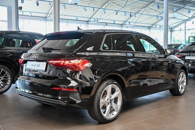 Gebraucht Audi A3 Ambiente 150 PS (110 kW) 2024 Brillantschwarz Limousine