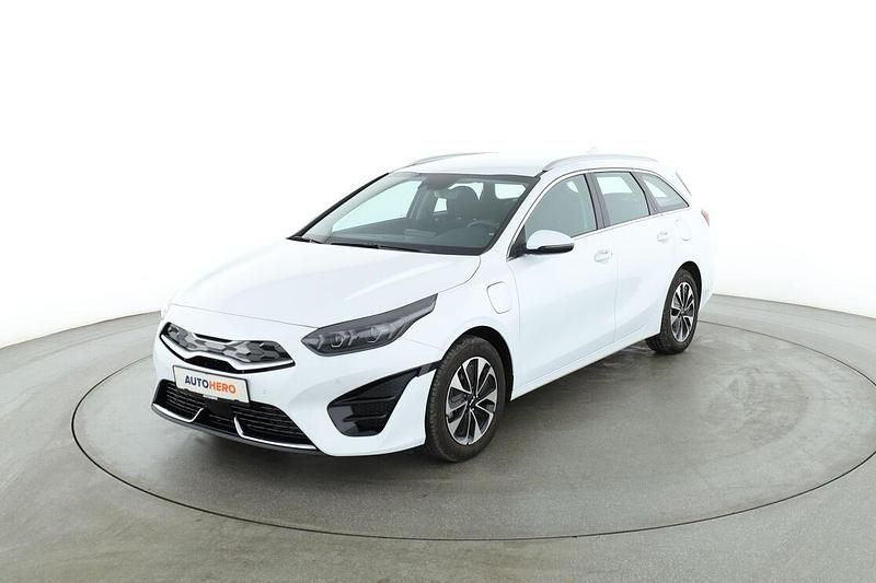 Weiß Gebraucht 2022 Kia Ceed Spirit Kombi | 21.990 € - Bild 1/3