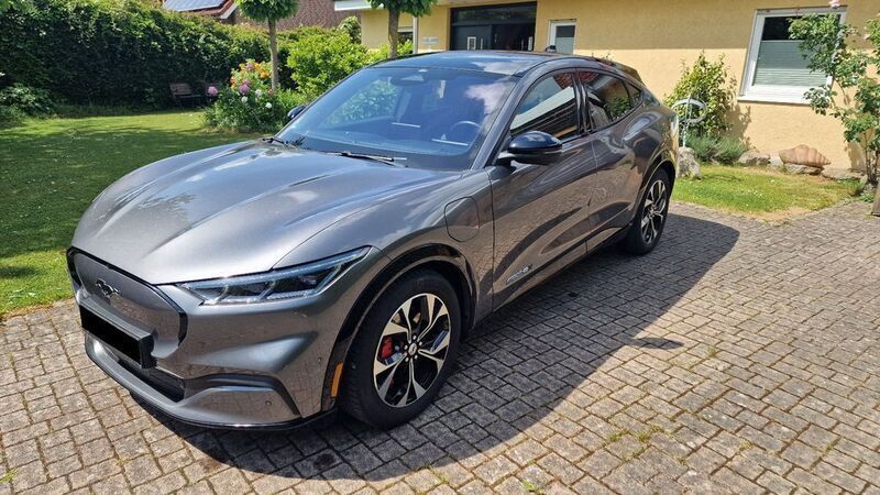 Grau Gebraucht 2021 Ford Mustang Mach-E Extended Range SUV | 27.500 € (Superpreis) - Bild 1/4