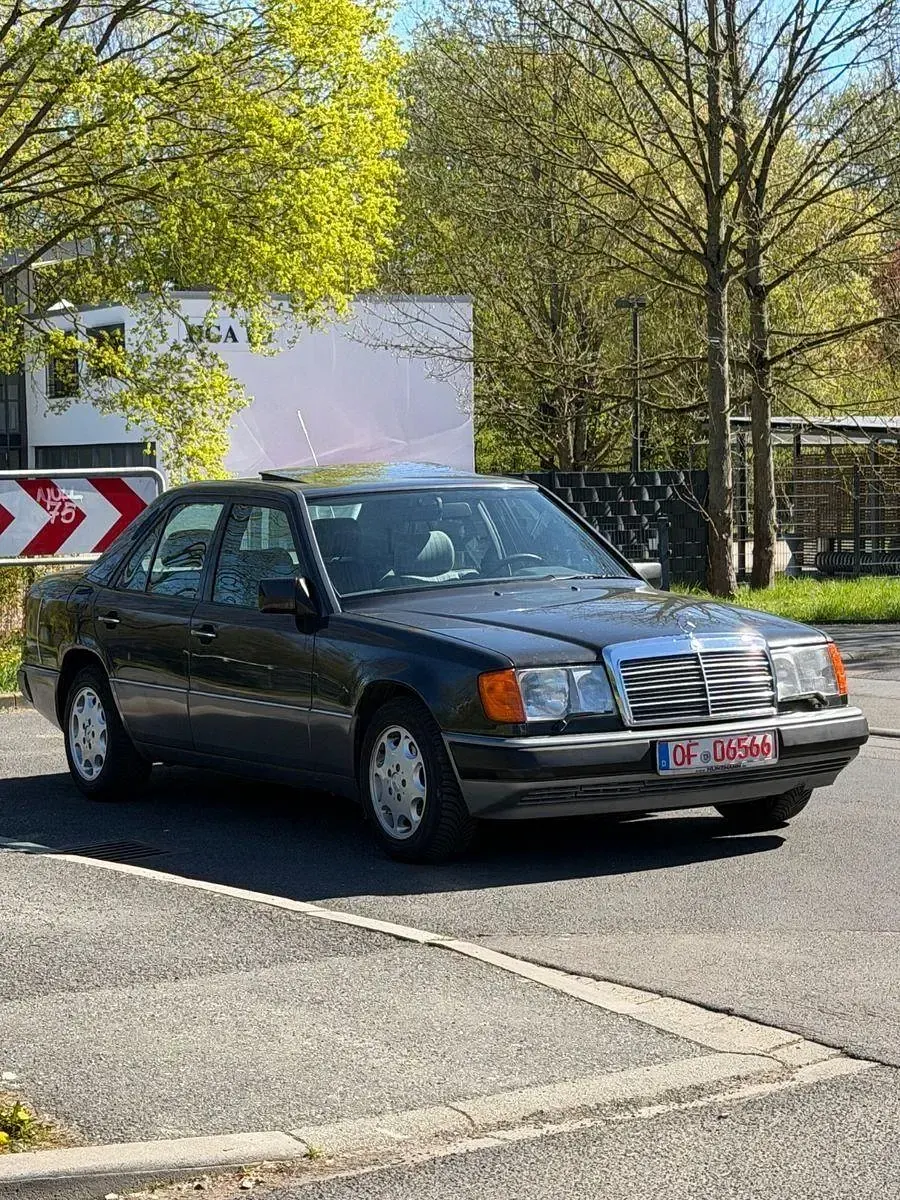 Gebraucht Mercedes E320 220 PS (161 kW) 1993 Schwarz Limousine