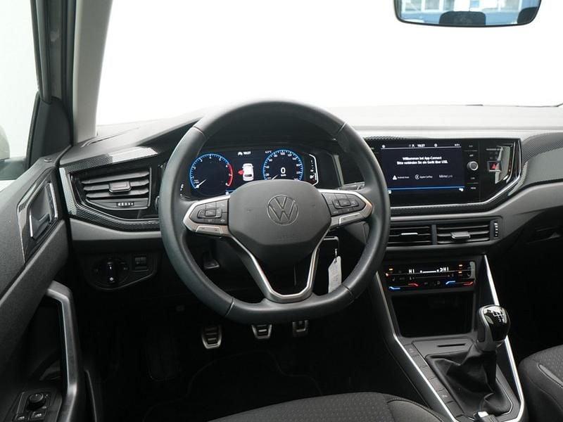 Gebraucht VW Polo Active 95 PS (69 kW) 2023 Ascotgrau Kleinwagen
