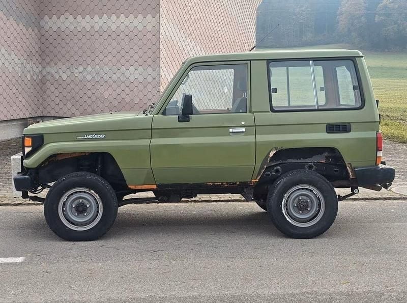 Grün Gebraucht 2006 Toyota Land Cruiser SUV | 9.299 € - Bild 1/4