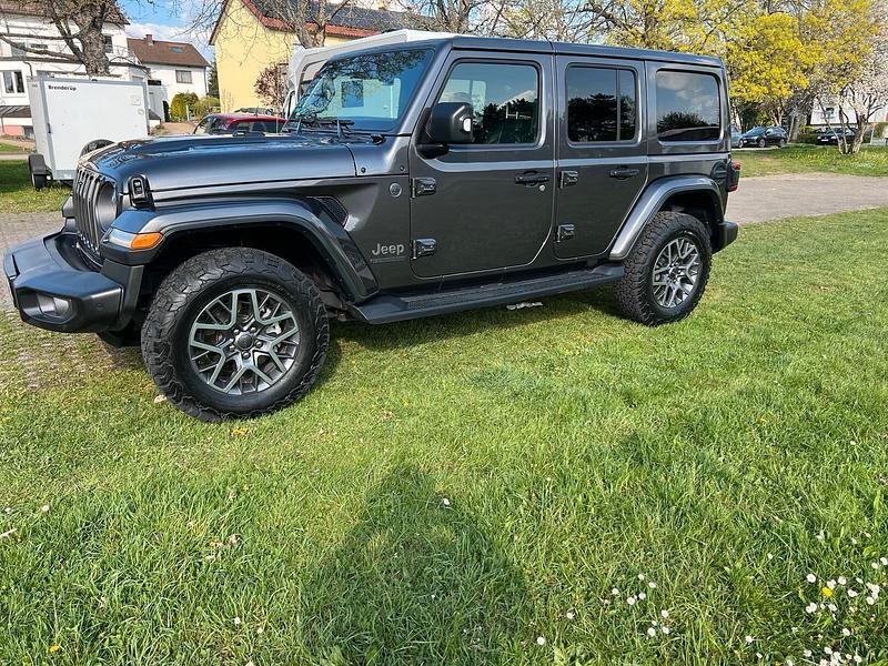 Grau Gebraucht 2021 Jeep Wrangler Unlimited Sahara SUV | 49.900 € - Bild 1/4