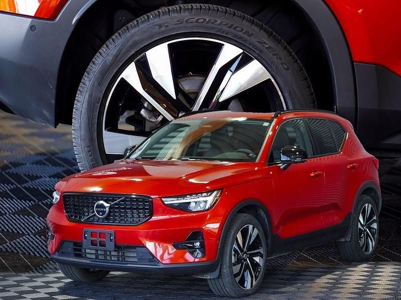 Fusion red Gebraucht 2023 Volvo XC40 Plus SUV | 30.999 € (Superpreis) - Bild 1/4