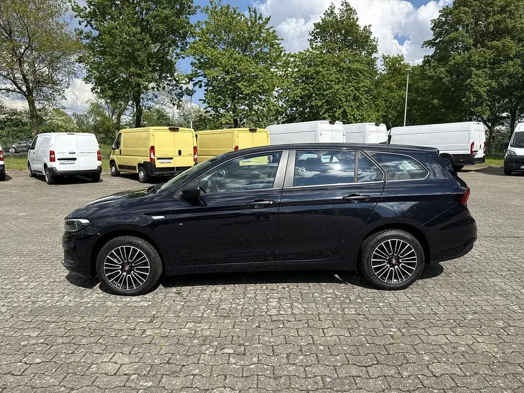Usado Fiat Tipo 131 CV (96 kW) 2024 Negro Familiar