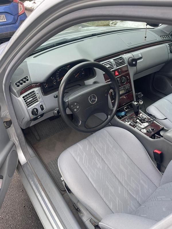 Gebraucht Mercedes E200 Classic 116 PS (85 kW) 2000 Silber Limousine