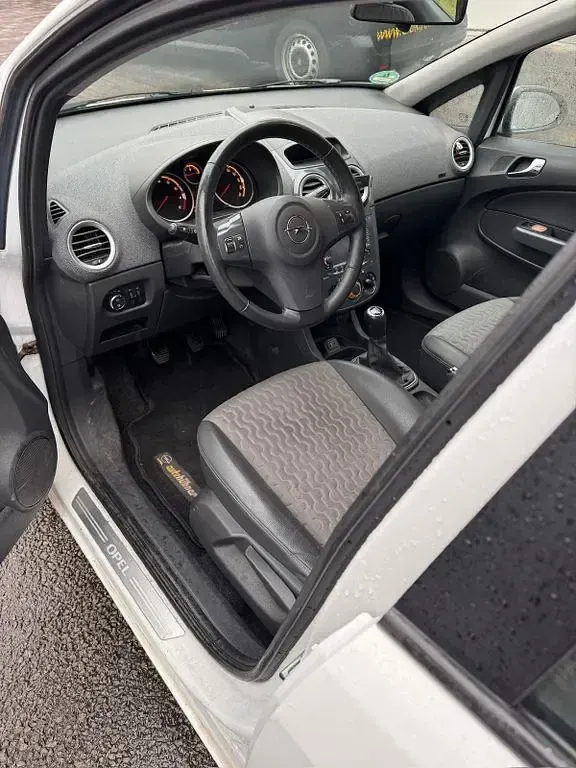 Używany Opel Corsa Innovation 87 KM (63 kW) 2011 Biały Hatchback