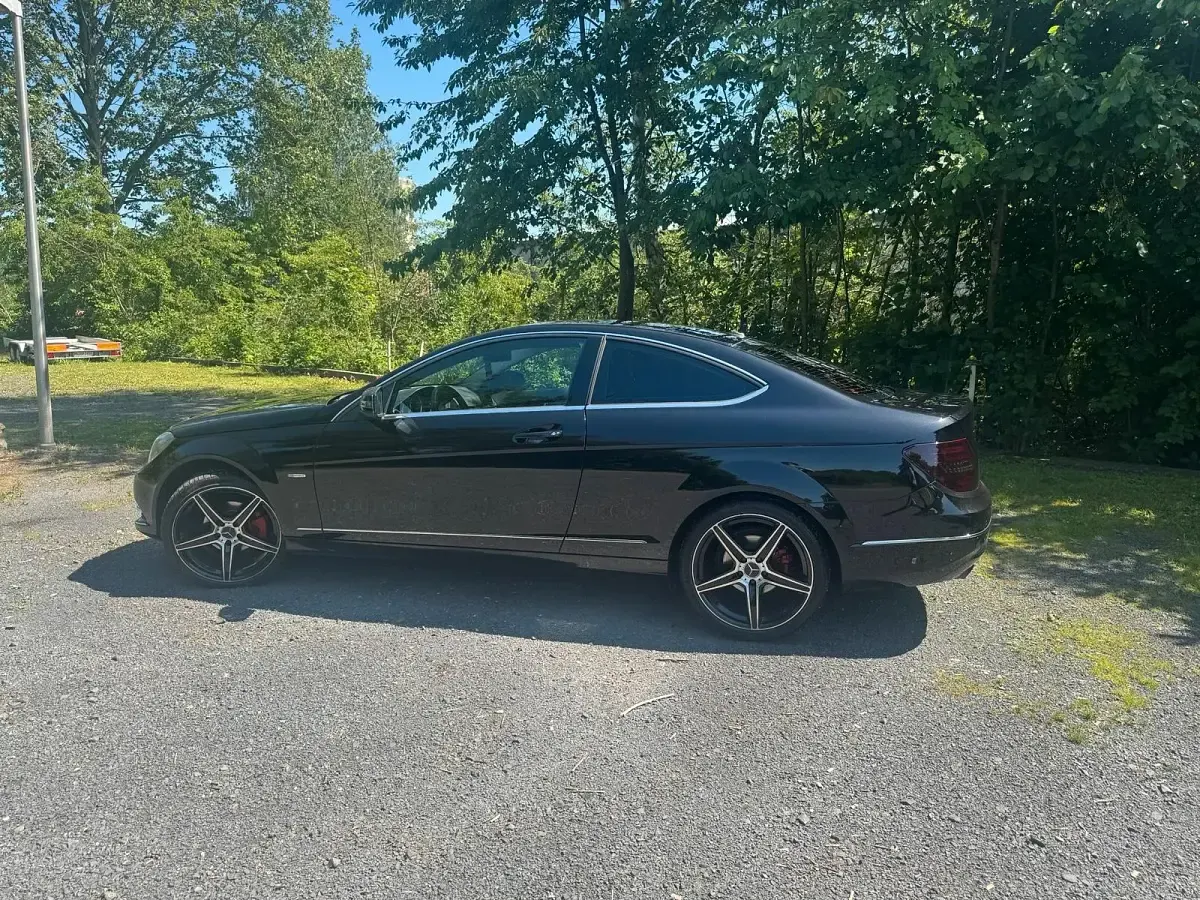 Gebraucht Mercedes C180 165 PS (121 kW) 2011 Schwarz Coupé