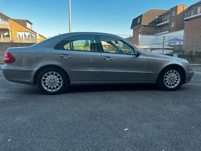 Gebraucht Mercedes E200 163 PS (119 kW) 2004 Gold Limousine