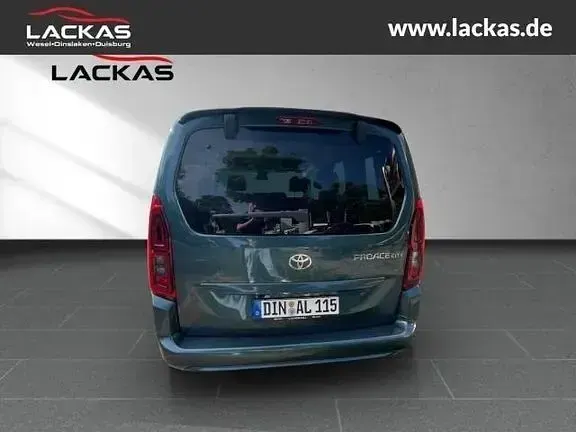 Gebraucht Toyota Proace Verso Basis 130 PS (95 kW) 2024 Libeccio blue metallic Kombi