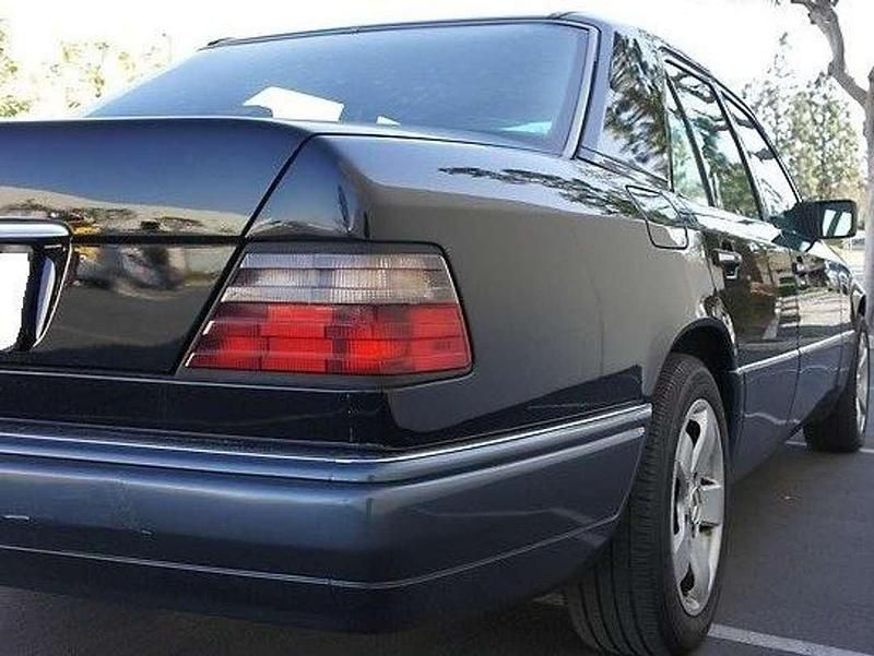 Gebraucht Mercedes E300 136 PS (100 kW) 1994 Schwarz Limousine