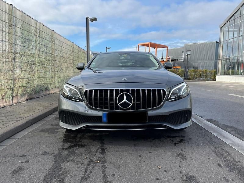 Usado Mercedes E220 AMG line 194 CV (142 kW) 2017 Gris Berlina