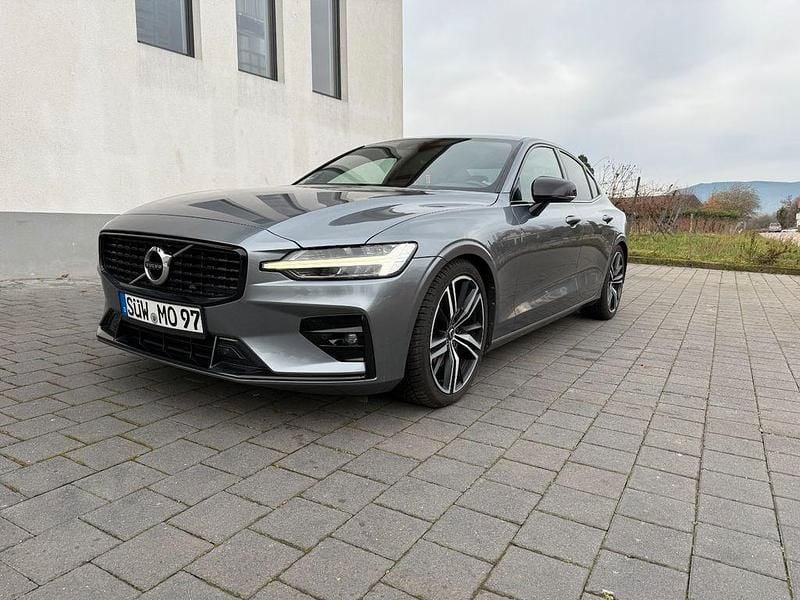 Grau Gebraucht 2020 Volvo S60 R-Design Limousine | 23.500 € - Bild 1/4