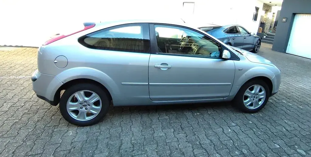 Gebraucht Ford Focus Titanium 125 PS (91 kW) 2006 Silber Limousine