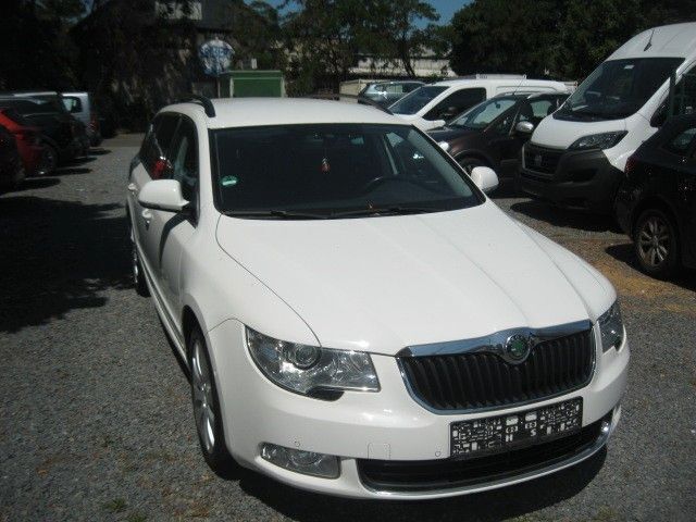 Weiß Gebraucht 2012 Skoda Superb Elegance Kombi | 8.990 € (Fairer Preis) - Bild 1/4