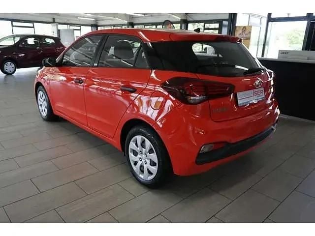 Gebraucht Hyundai i20 Pure 75 PS (55 kW) 2020 Rot metallic Limousine