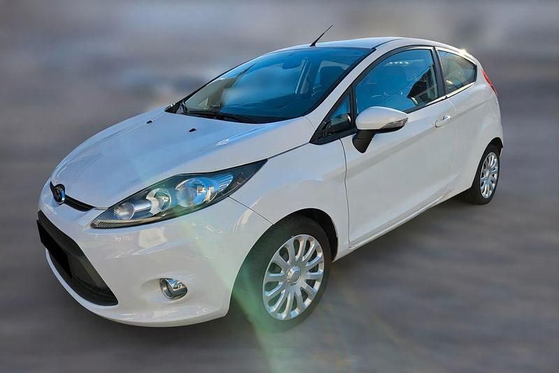 Weiß Gebraucht 2011 Ford Fiesta Trend Limousine | 3.990 € (Fairer Preis) - Bild 1/4