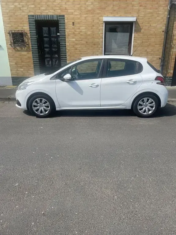 Gebraucht Peugeot 208 Active 82 PS (60 kW) 2016 Weiß Kleinwagen