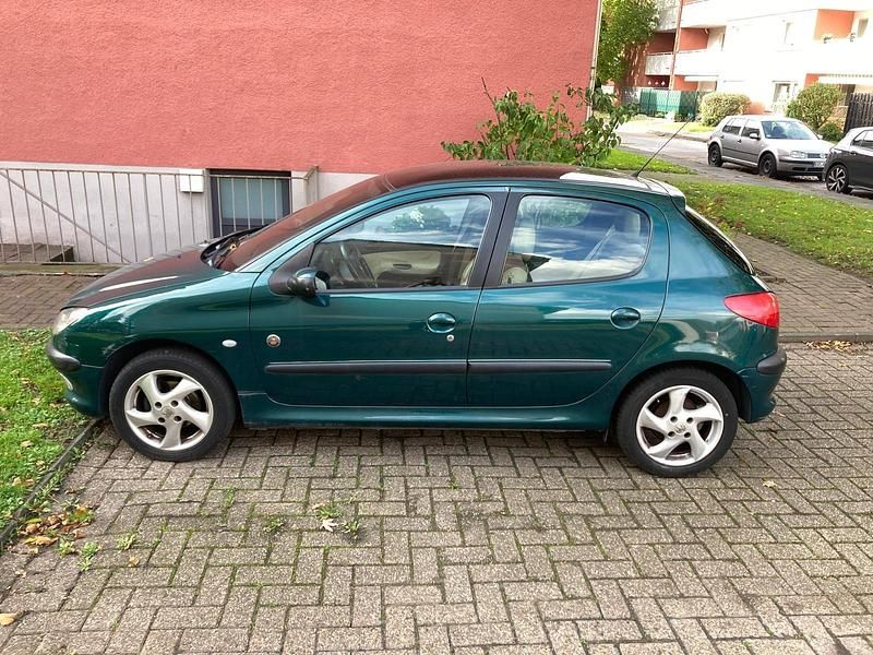 Grün Gebraucht 1999 Peugeot 206 Roland Garros Kleinwagen | 1.200 € (Etwas zu teuer) - Bild 1/4