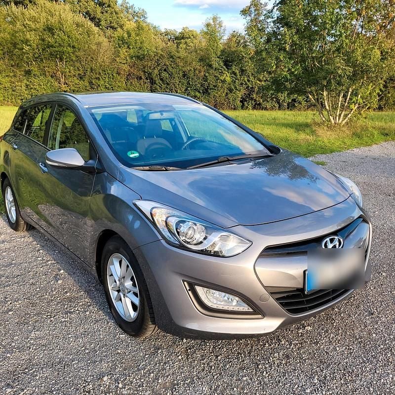 Grau Gebraucht 2013 Hyundai i30 Limousine | 8.999 € (Fairer Preis) - Bild 1/4