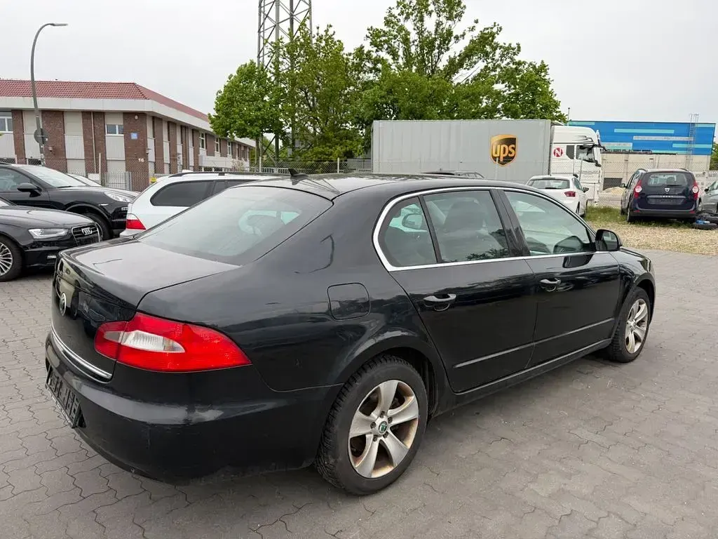 Gebraucht Skoda Superb Ambition 170 PS (125 kW) 2010 Schwarz Limousine