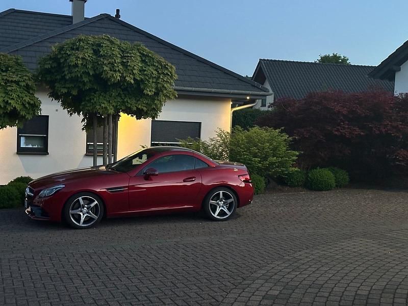 Rot Gebraucht 2016 Mercedes SLC200 Cabrio | 27.900 € (Fairer Preis) - Bild 1/4