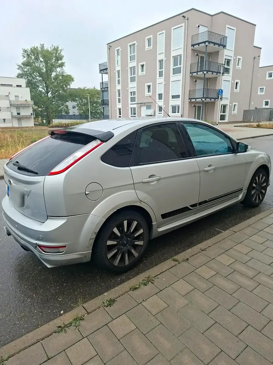 Gebraucht Ford Focus 115 PS (84 kW) 2010 Silber Limousine