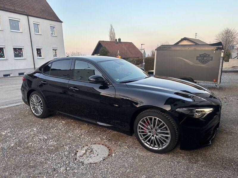 Schwarz Gebraucht 2018 Alfa Romeo Giulia Veloce Limousine | 27.099 € (Fairer Preis) - Bild 1/4