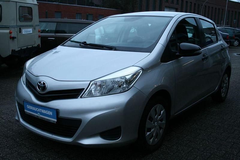 Gebraucht Toyota Yaris Cool 69 PS (50 kW) 2012 Ultra silver Kleinwagen