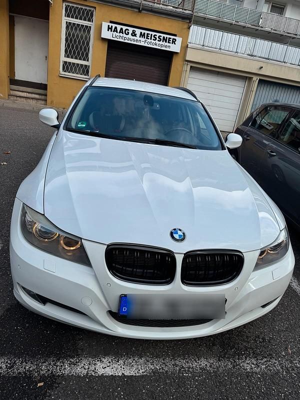 Weiß Gebraucht 2011 BMW 318 Kombi | 8.899 € (Teuer) - Bild 1/4
