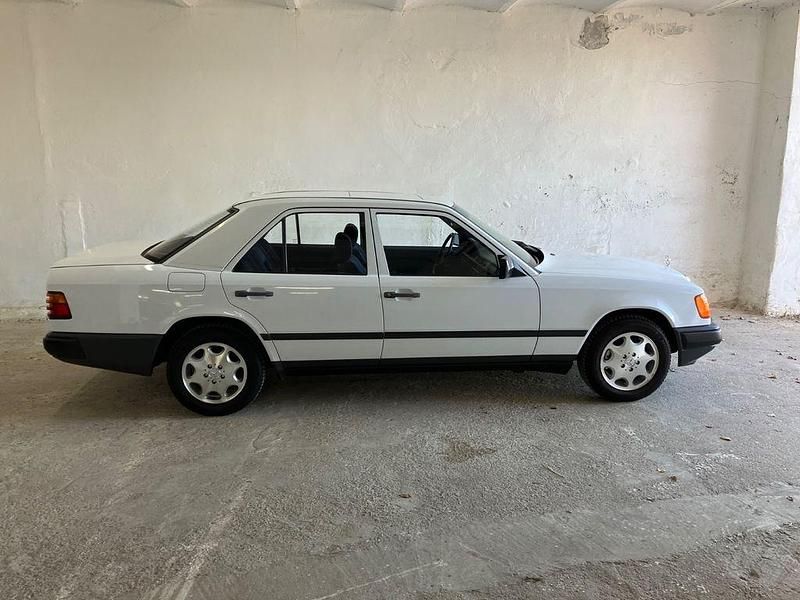Weiß Gebraucht 1988 Mercedes 200 Limousine | 10.850 € - Bild 1/4