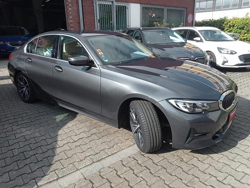 Grau Gebraucht 2021 BMW 318 Sport Line Limousine | 23.880 € (Guter Preis) - Bild 1/4