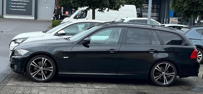 Gebraucht BMW 320 170 PS (125 kW) 2009 Schwarz Kombi