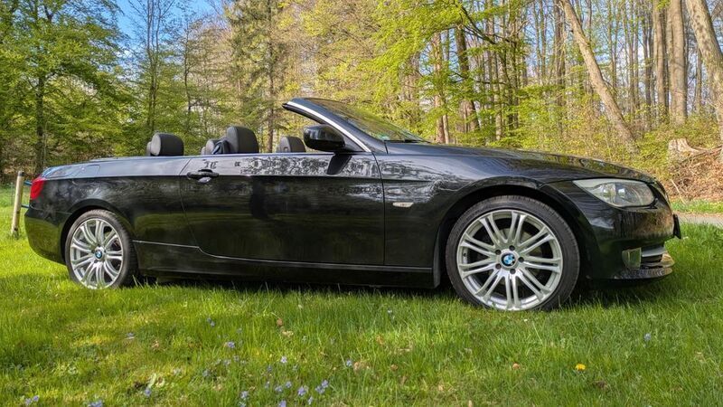 Schwarz Gebraucht 2011 BMW 318 Cabriolet Performance Cabrio | 14.500 € (Fairer Preis) - Bild 1/4