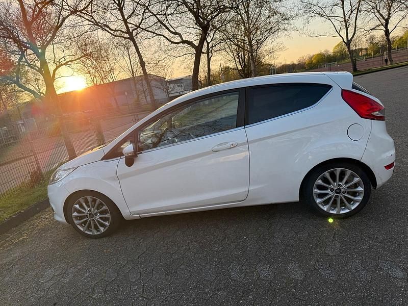 Gebraucht Ford Fiesta 120 PS (88 kW) 2009 Weiß Kleinwagen
