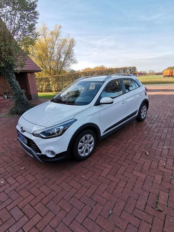 Weiß Gebraucht 2018 Hyundai i20 Active Cross Kleinwagen | 9.999 € (Guter Preis) - Bild 1/4