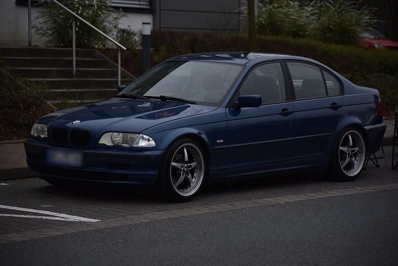 Blau Gebraucht 2001 BMW 316 Sport Line Limousine | 1.499 € - Bild 1/4