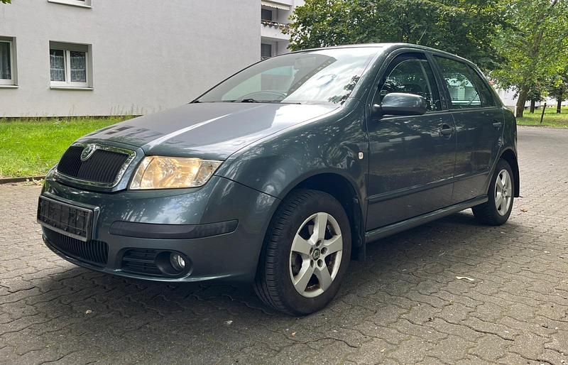 Grau Gebraucht 2005 Skoda Fabia Comfort Kleinwagen | 1.990 € (Fairer Preis) - Bild 1/4