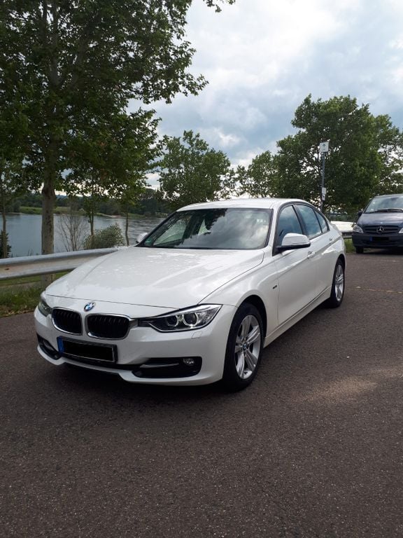 Weiß Gebraucht 2013 BMW 320 Sport Line Limousine | 10.790 € (Guter Preis) - Bild 1/3