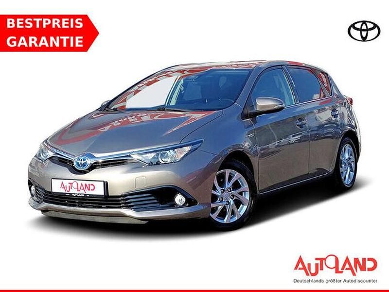 Silber Gebraucht 2016 Toyota Auris Hybrid Limousine | 15.990 € (Etwas zu teuer) - Bild 1/4