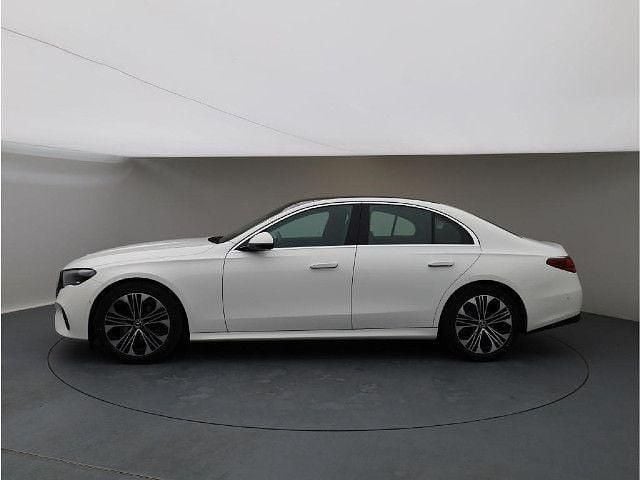 Polarweiß Gebraucht 2024 Mercedes E220 Avantgarde Limousine | 47.920 € (Guter Preis) - Bild 1/4