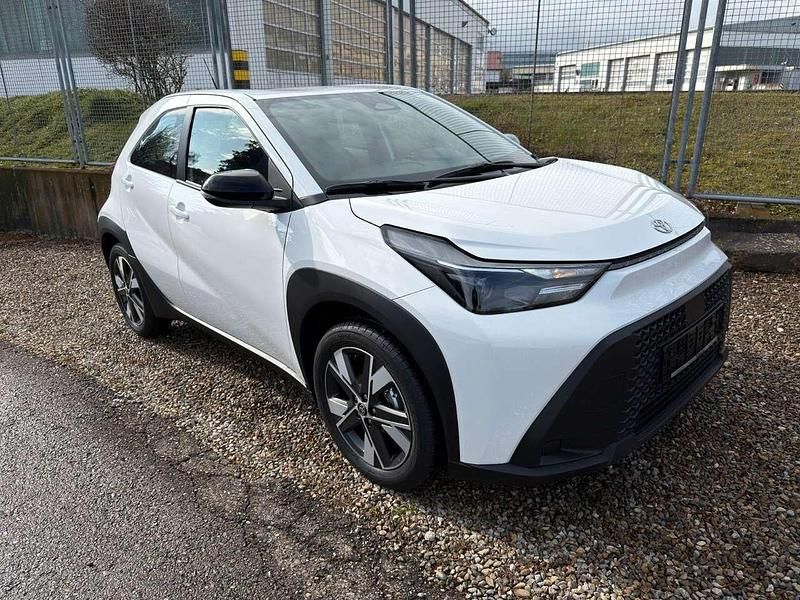 Neu Toyota Aygo Active 116 PS (85 kW) 2026 040 schneeweiß Kleinwagen