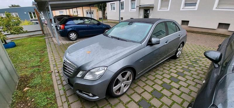 Grau Gebraucht 2010 Mercedes E200 Avantgarde Limousine | 9.500 € (Guter Preis) - Bild 1/4