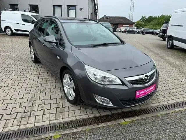 Gebraucht Opel Astra Design Edition 95 PS (69 kW) 2011 Grau Kombi